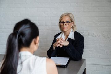 Een jobcoach begeleidt werkzoekenden naar een succesvolle werkplek met persoonlijke ondersteuning en advies.