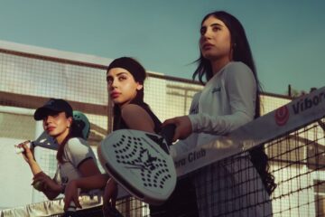 Een selectie van padelrackets met korting, perfect voor zowel beginners als ervaren spelers, op een sportieve achtergrond.