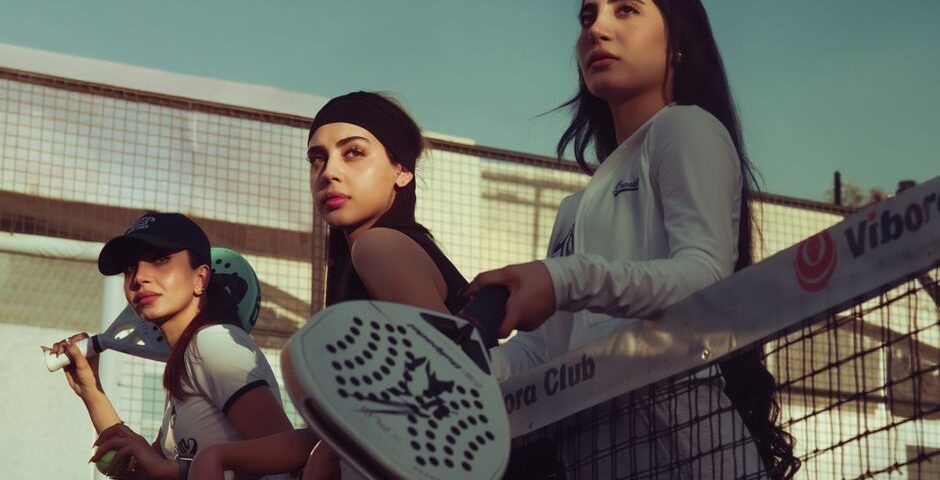 Een selectie van padelrackets met korting, perfect voor zowel beginners als ervaren spelers, op een sportieve achtergrond.