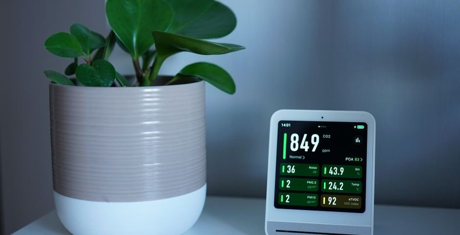 Een moderne HEPA luchtreiniger in een interieur voor schone lucht en een gezonder leven.