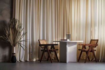 Een stijlvolle woonkamer met een Japandi TV-meubel dat rust en eenvoud uitstraalt, perfect voor een moderne inrichting.
