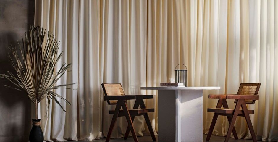Een stijlvolle woonkamer met een Japandi TV-meubel dat rust en eenvoud uitstraalt, perfect voor een moderne inrichting.